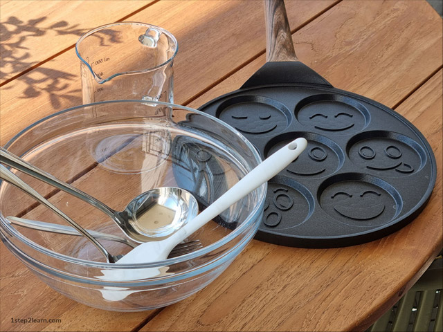Equipment and pan for making pancakes